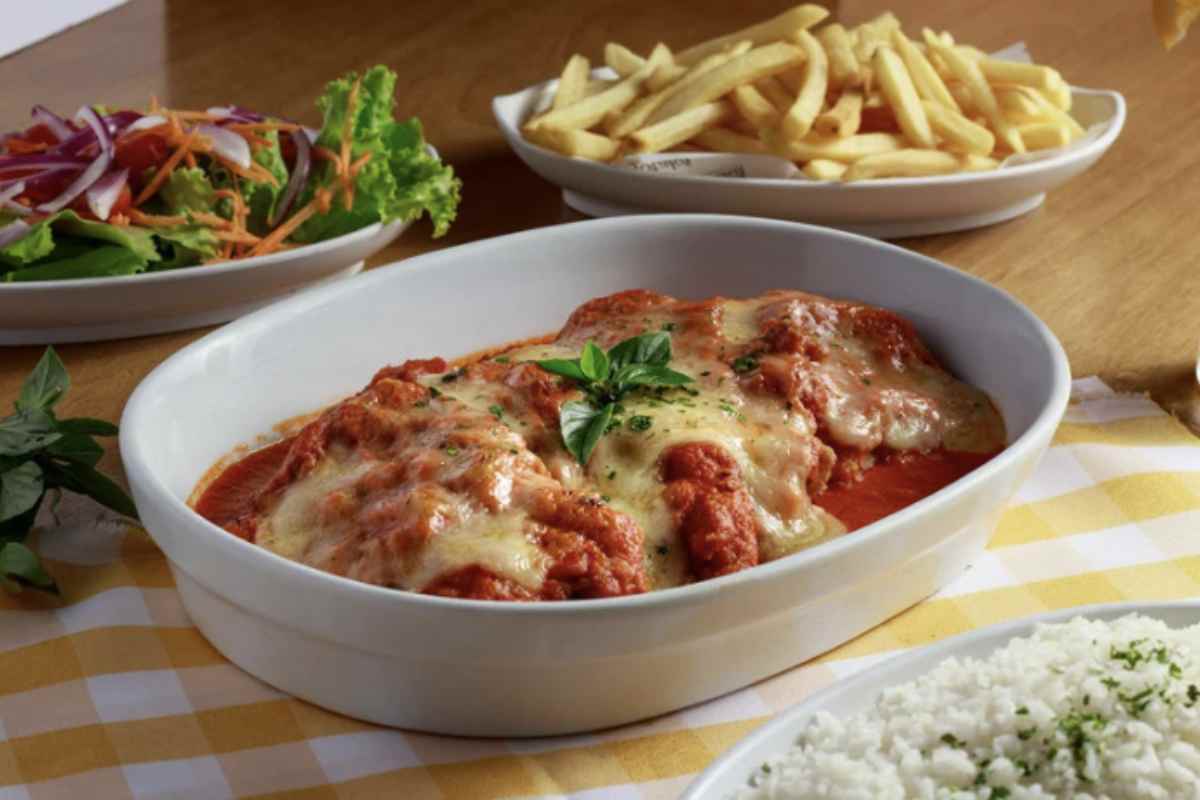 La besciamella, spesso utilizzata nelle lasagne tradizionali, può diventare un prezioso alleato anche nella preparazione della lasagna di pane,