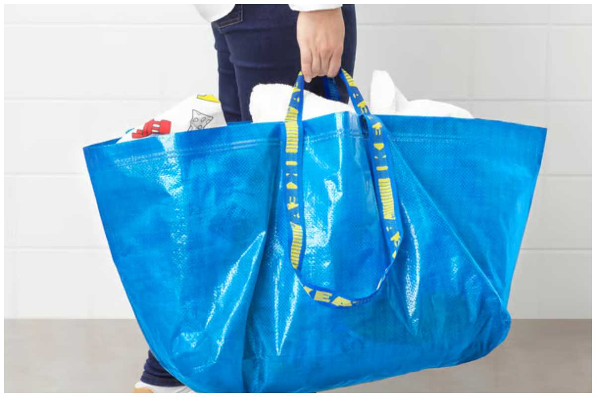 Ikea blocca produzione busta blu