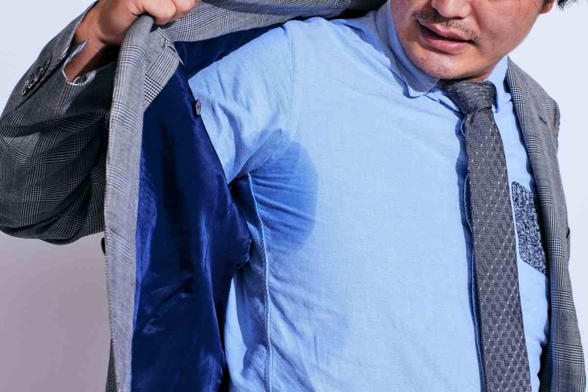 come togliere le macchie di sudore dai vestiti