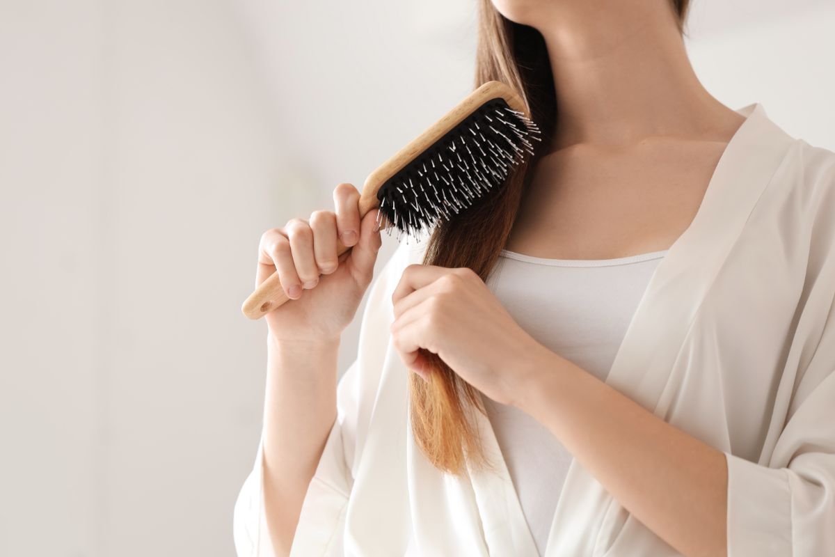 Donna spazzola capelli