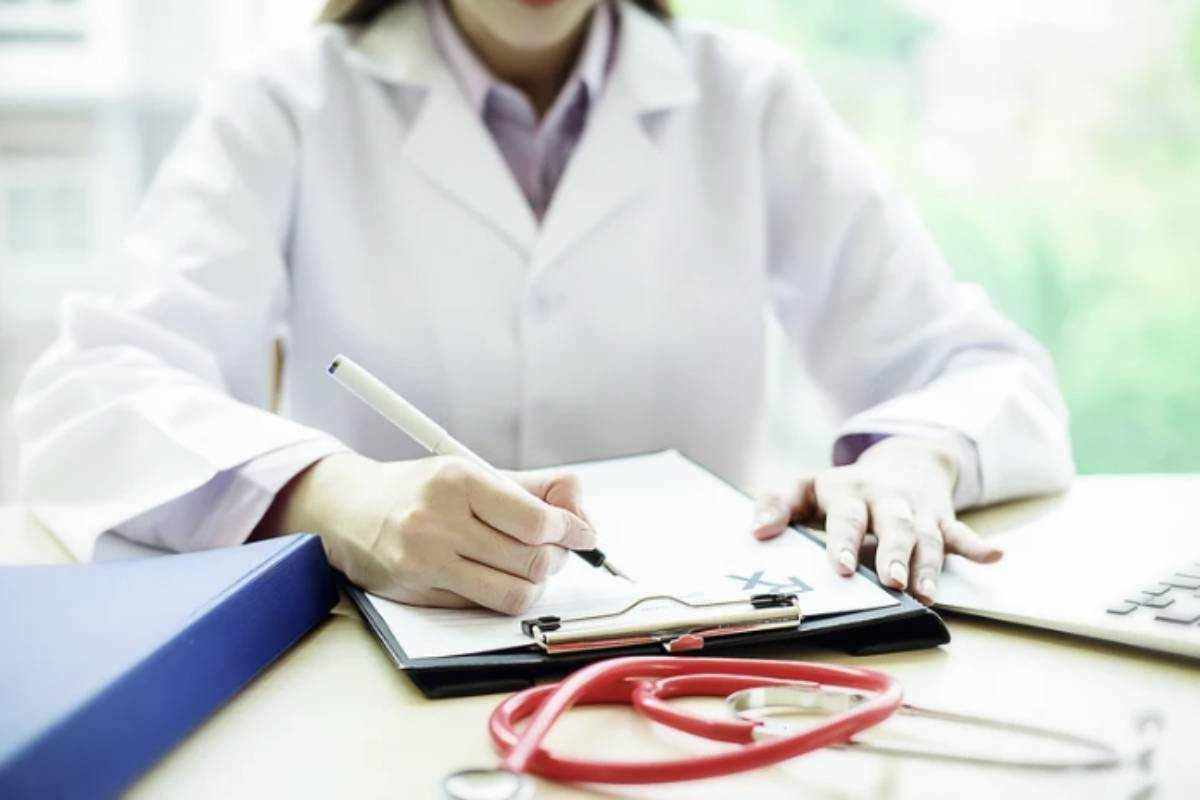 La richiesta del bonus tiroide richiede un iter burocratico preciso. Il primo passo è affidato al medico di base che deve compilare e inviare telematicamente all’INPS