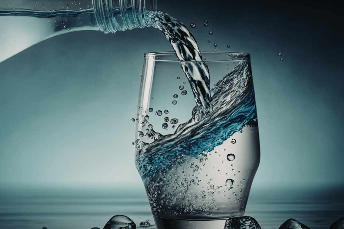 Cosa succede se bevi due litri di acqua al giorno