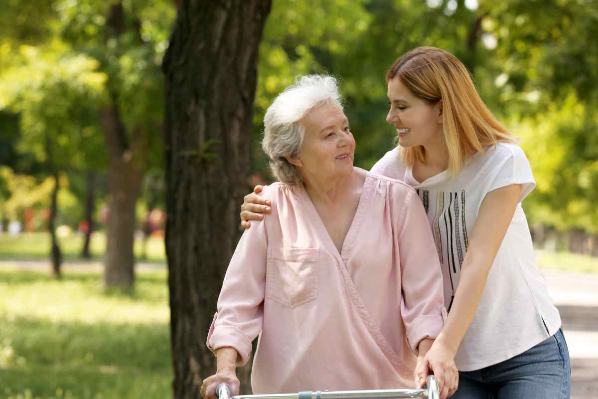 Baby-sitter e badanti, contributi alle stelle: importi in aumento