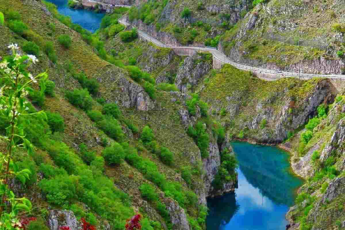 Non è il Colorado, è l'Italia: l’incanto selvaggio delle Gole del Sagittario