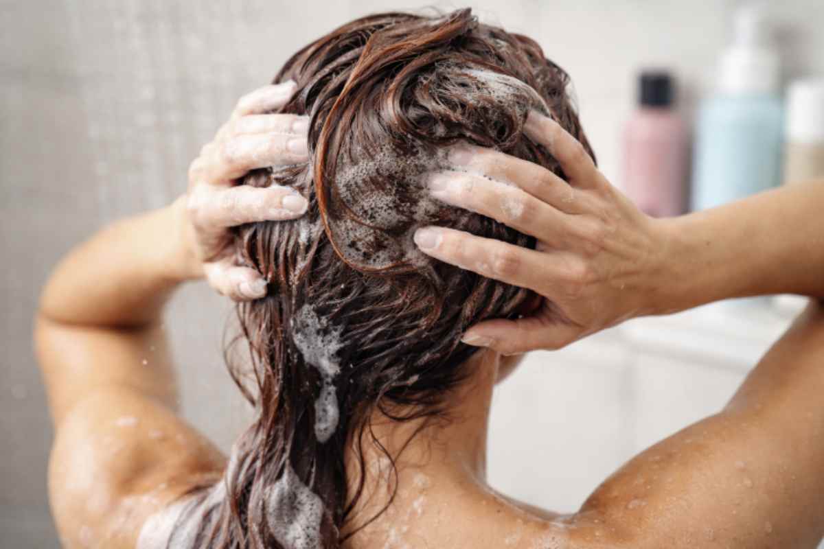 Il riflesso perde intensità, i capelli diventano più opachi, talvolta anche più fragili. Non è solo una sensazione.