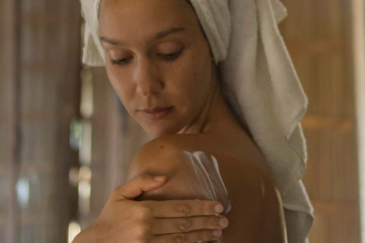 Il confronto pubblicato da Altroconsumo parte da un dato semplice: il mercato delle creme corpo è vasto, frammentato e soprattutto pieno