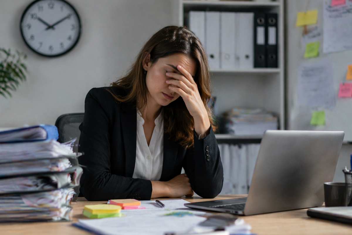 Donna esausta a lavoro 