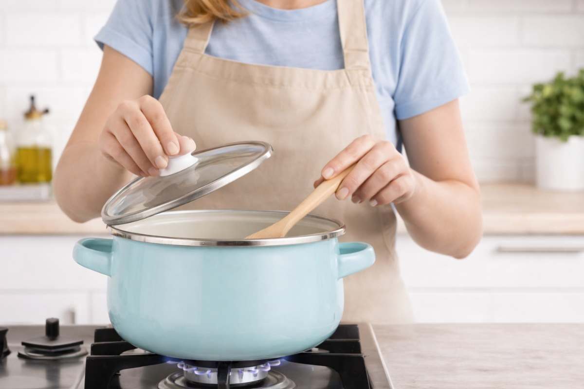 Pentola e donna che cucina 